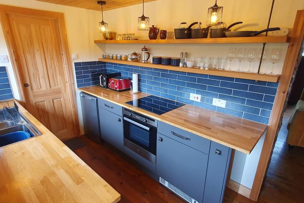 Ty Taf 2 Bed Cottage With Deck & Easy Transport Links Кардифф Экстерьер фото